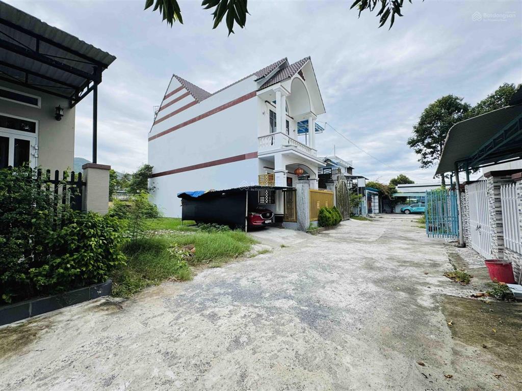 Đất sát quảng trường tp cam ranh  gần khu hành chính thành phố [ bên hông agribank ] giá 2,6 tỷ