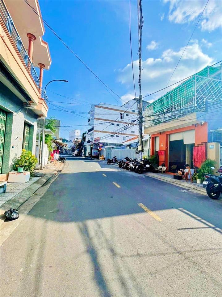 Mặt tiền đường phú đức, ngang hơn 5m * cách biển hòn chồng 700m * giá 9,2 tỷ