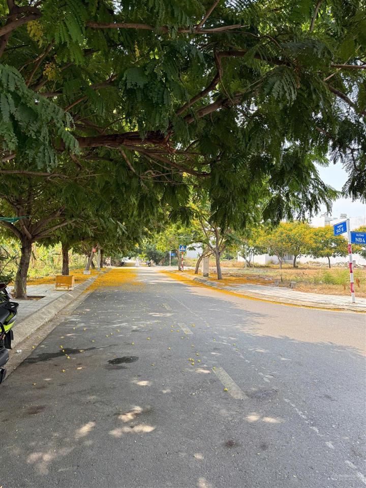 Đất tái định cư hà quang 2 , mặt đường số 6  sát vòng xoay ngọc hội. giá 5,8 tỷ.