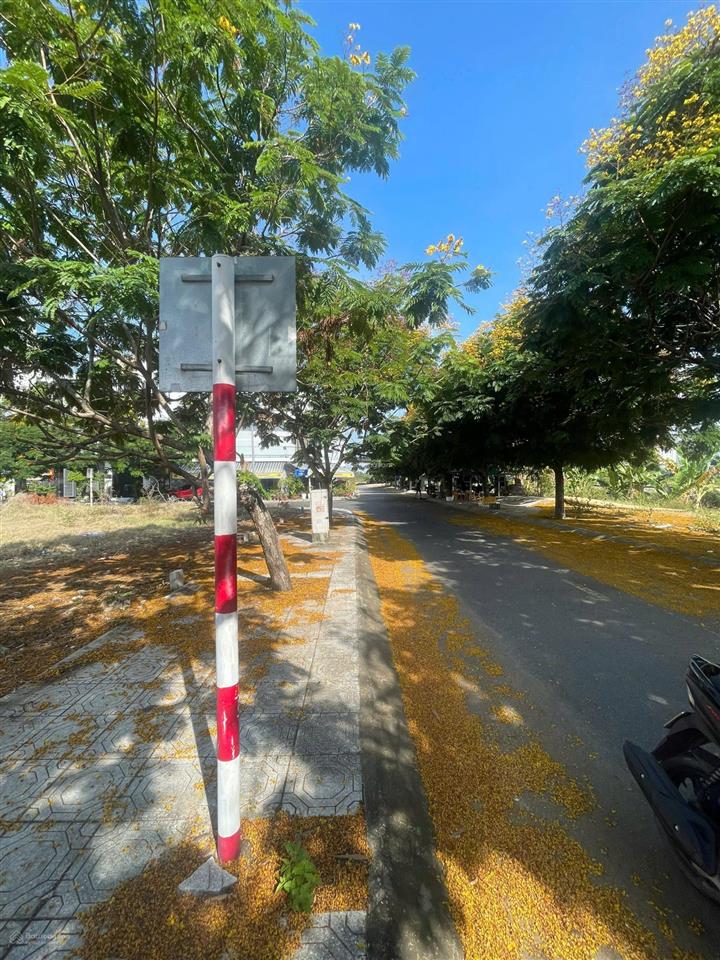 Đất tái định cư hà quang 2 , mặt đường số 6  sát vòng xoay ngọc hội. giá 5,8 tỷ.