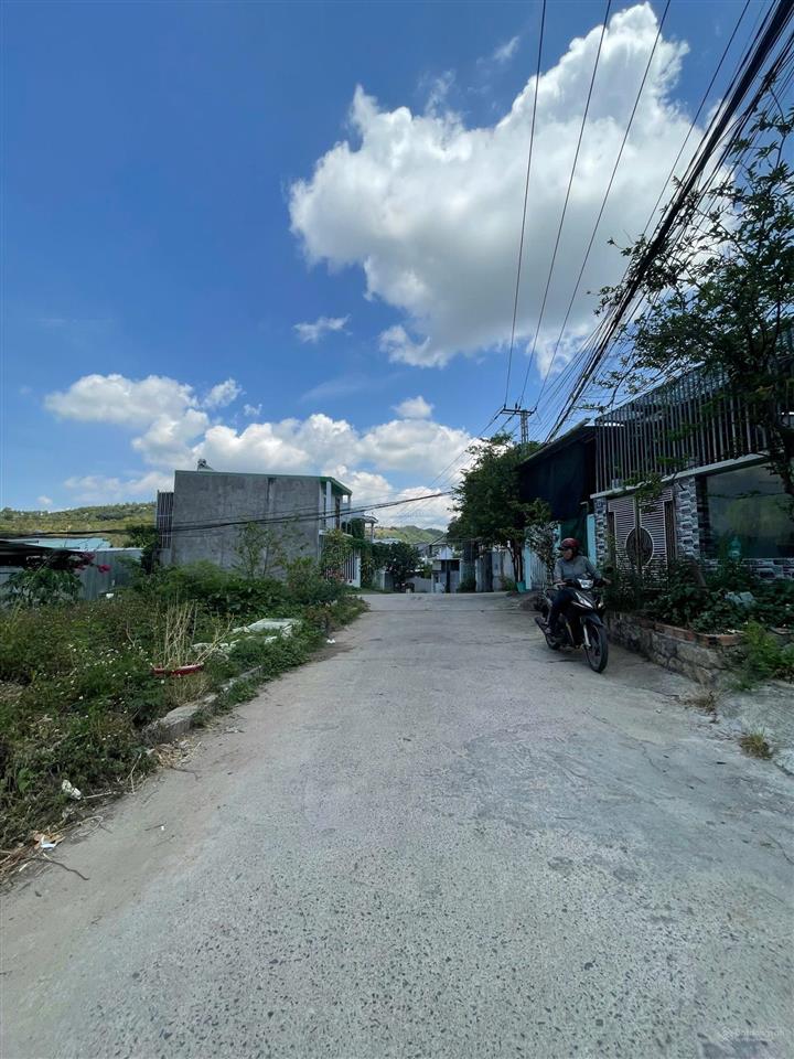 Đất mặt tiền nguyễn đức thuận * cách biển hòn chồng 2,5km. giá 3,050 tỷ