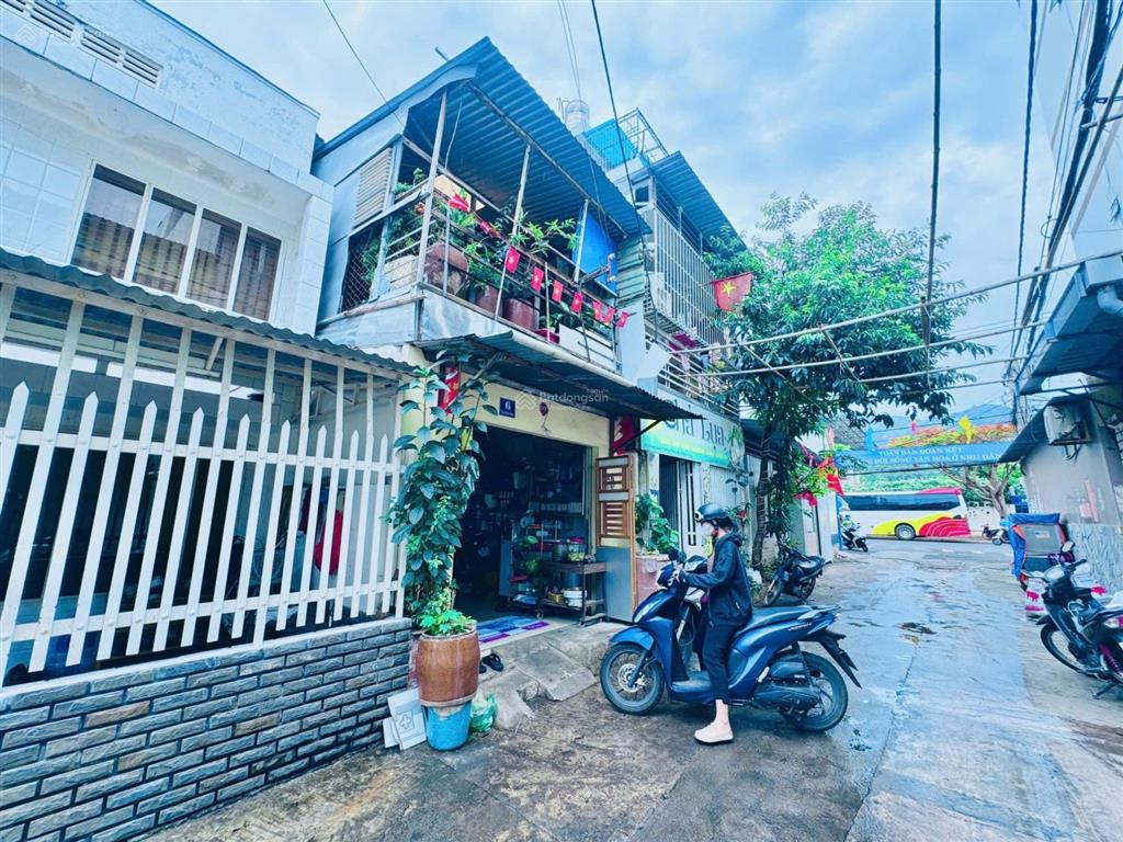 Nhà 2 tầng  đường trần mai ninh, cách biển hòn chồng 500m. giá 4,5 tỷ