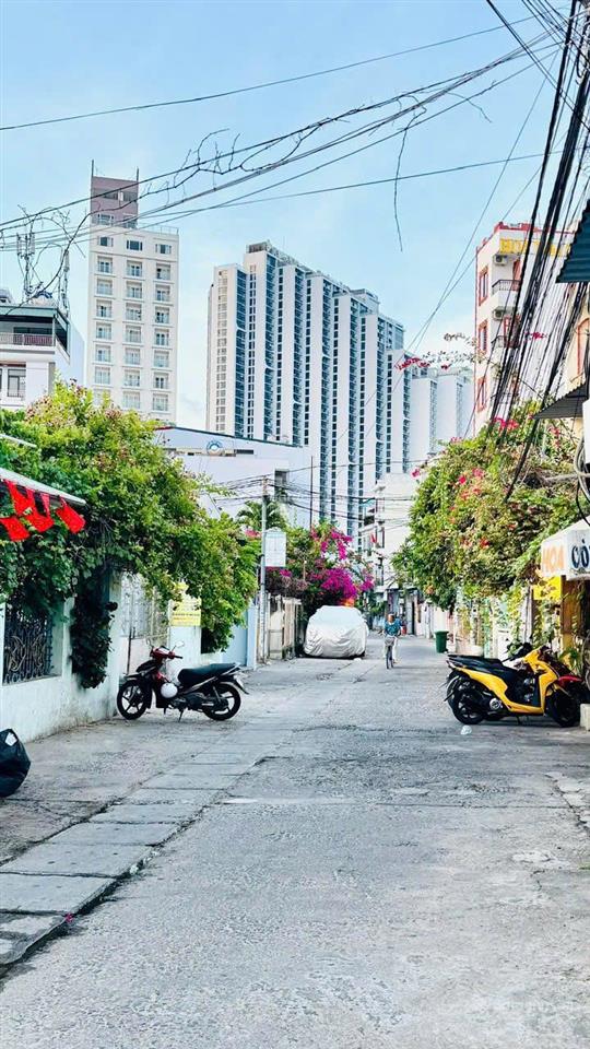 Nhà đường sao biển  cách biển hòn chồng 250m (hẻm xe ba gác) giá 7,7 tỷ.