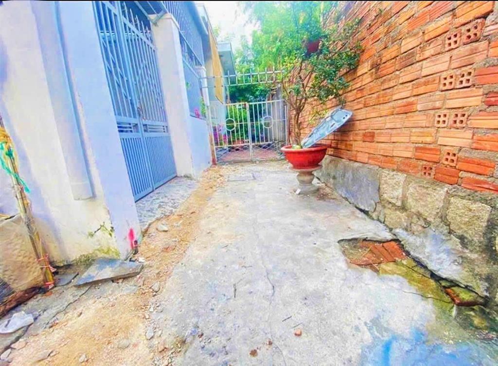Đất nguyễn khuyến, hẻm 2 xe máy * gần đèn xanh đèn đỏ chợ vĩnh hải. giá 2,450 tỷ