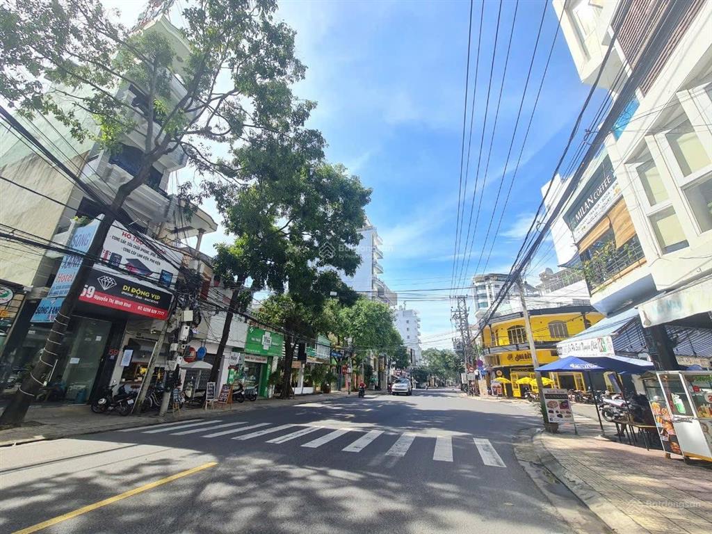 Mặt tiền nguyễn thị minh khai  ngang khá dài 10,5m * cách biển trần phú 450m. giá 110 tỷ