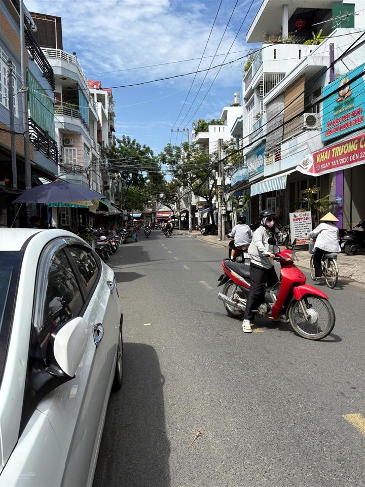 Nhà 3 tầng, mặt tiền đường bến cá sát đường phương sài, ô tô thông. vị trí kinh doanh. giá 8,5 tỷ