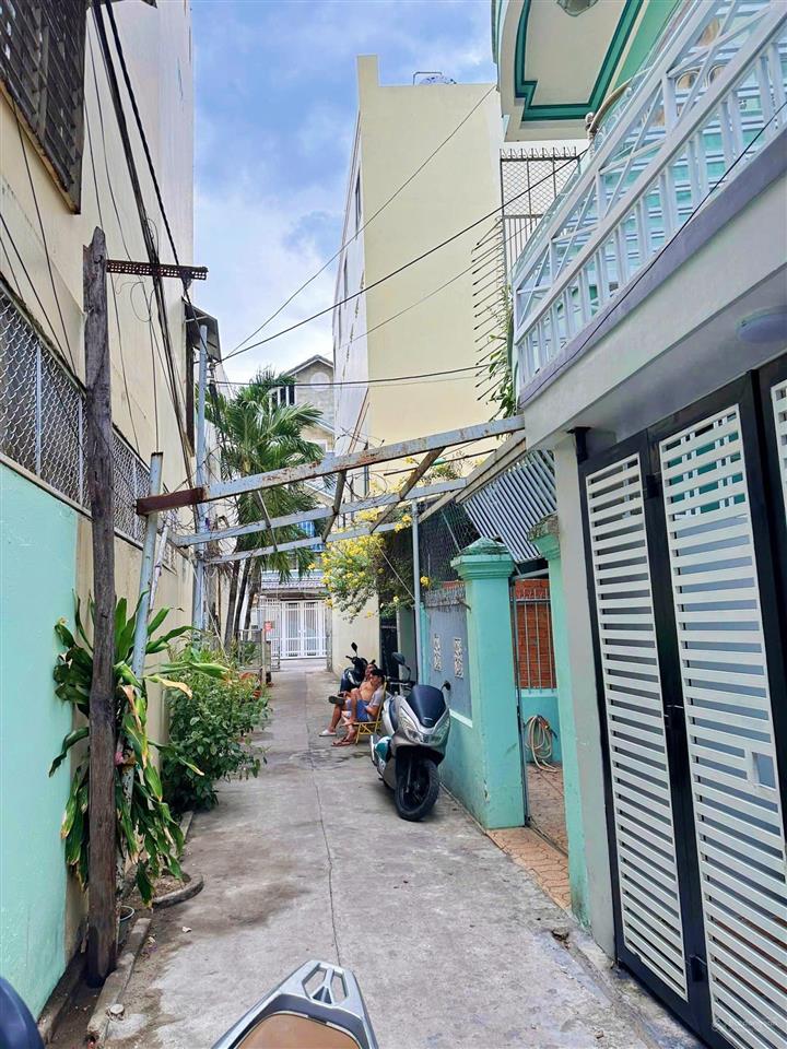 Nhà 2 tầng hẻm hưng đạo  cách biển hòn chồng 250m. giá 14 tỷ