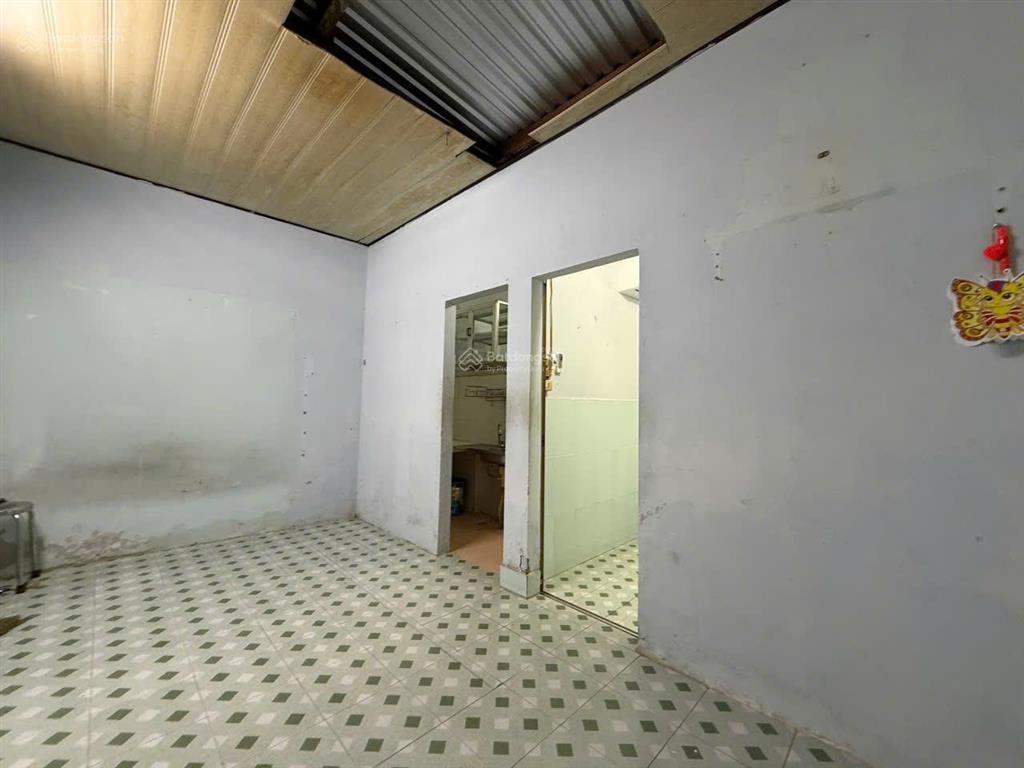 Nhà hẻm pasteur, đang ở, ô tô đậu trước sân cách nhà 20m đi ra biển trần phú 200m. giá 1,5 tỷ
