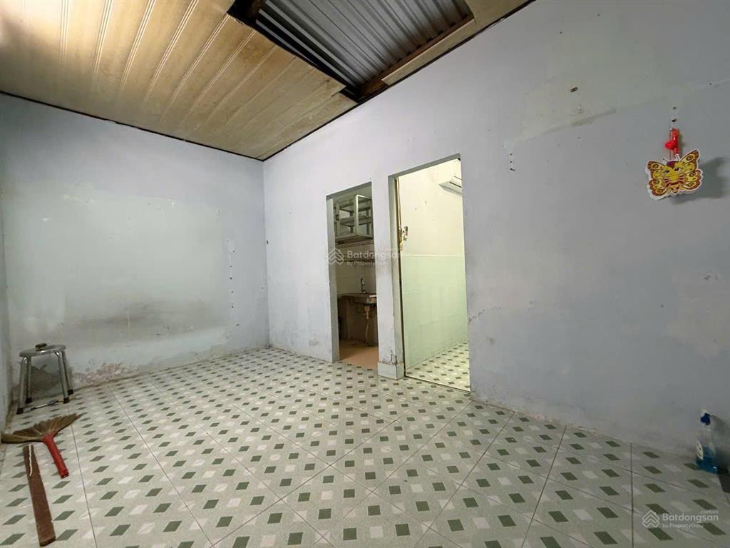 Nhà hẻm pasteur, đang ở, ô tô đậu trước sân cách nhà 20m đi ra biển trần phú 200m. giá 1,5 tỷ