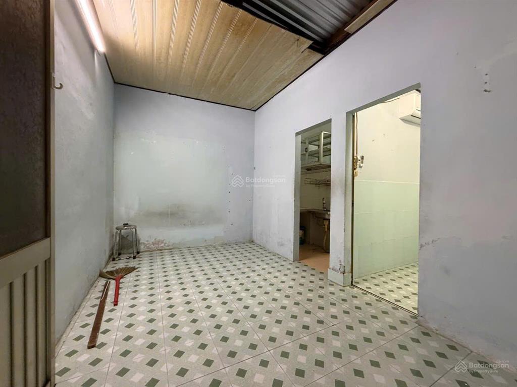 Nhà hẻm pasteur, đang ở, ô tô đậu trước sân cách nhà 20m đi ra biển trần phú 200m. giá 1,5 tỷ