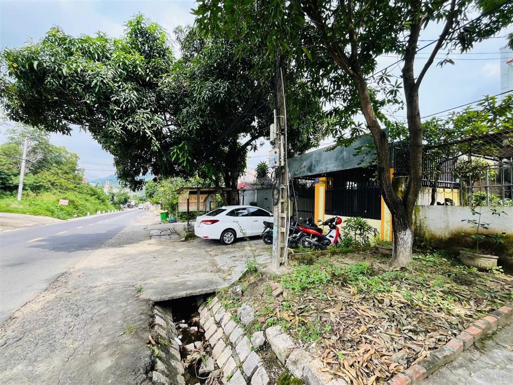 Nhà nguyễn xiển  gần trung cấp kỹ thuật miền trung ,cách biển hòn chồng 3,5km.gia 6,980 tỷ.
