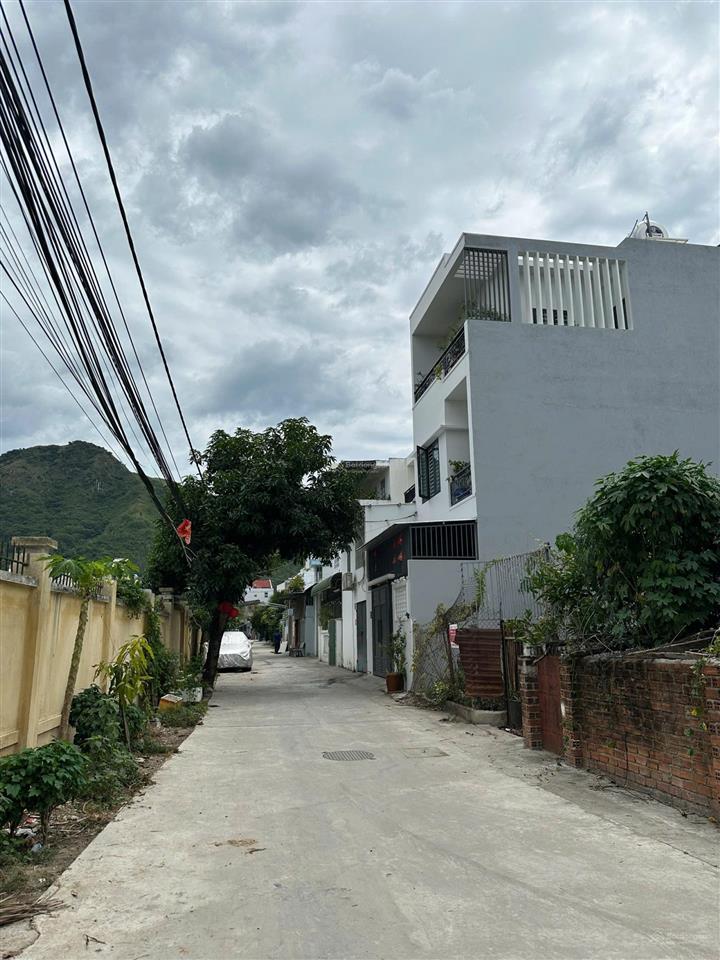 Nhà 3 tầng đã hoàn công đường sử hy nhan  gần biển ba làng (tầm 300m). giá 7,5 tỷ