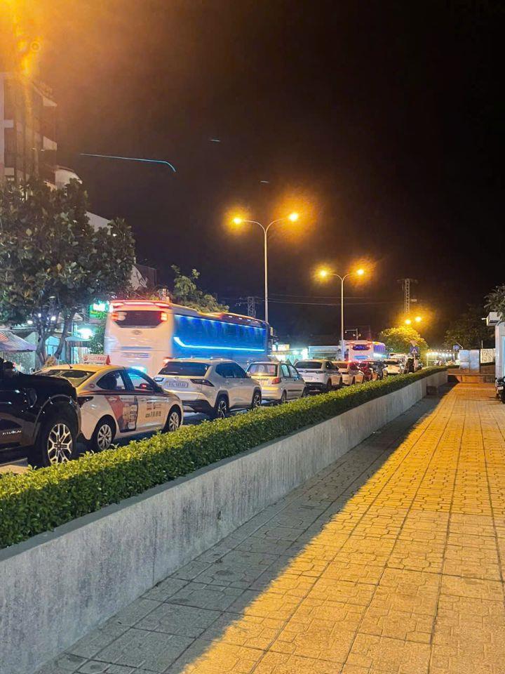 BÁN ĐẤT TẶNG NHÀ HÀNG ĐANG KHAI THÁC– 2/4 VẠN THẠNH 