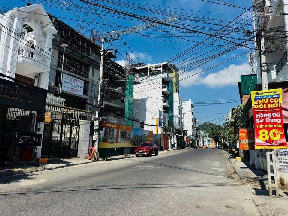 Nhà bắc sơn  ngang dài 9m, cách biển hòn chồng 450m. cách đường ô tô 40m giá 6,3 tỷ