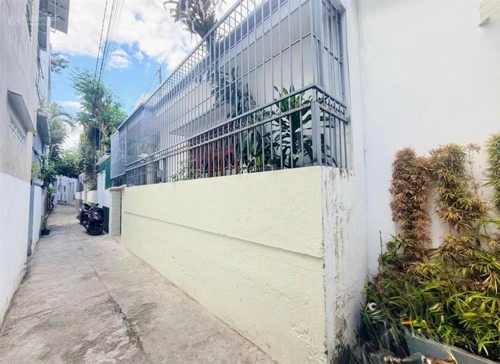 Nhà bắc sơn  ngang dài 9m, cách biển hòn chồng 450m. cách đường ô tô 40m giá 6,3 tỷ