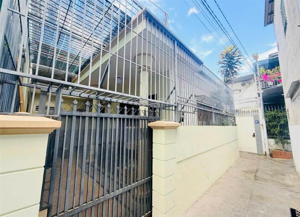 Nhà bắc sơn  ngang dài 9m, cách biển hòn chồng 450m. cách đường ô tô 40m giá 6,3 tỷ
