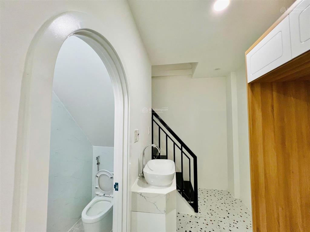 Nhà 2 tầng new, hẻm hùng vương, cách biển trần phú 300m giá 4,850 tỷ