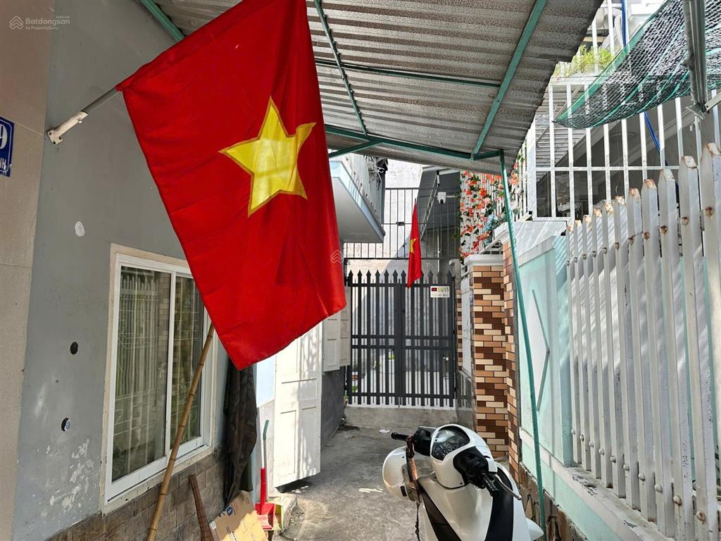 Nhà có gác, đường xe ba gác  đường mai xuân thưởng đi ra biển hòn chồng 350m. giá 1,8 tỷ