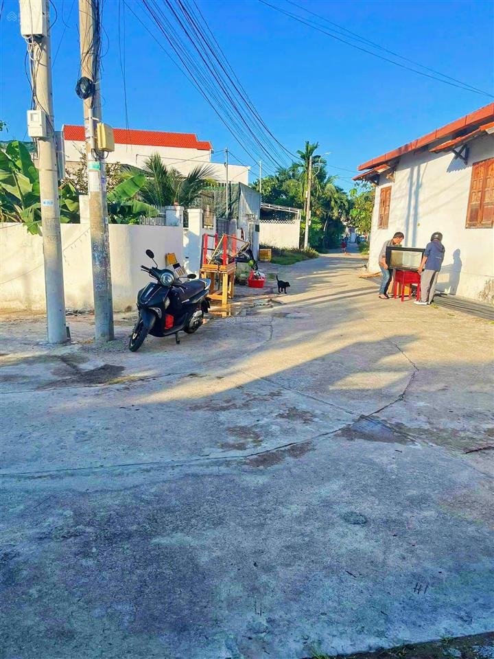 Nhà mặt tiền la văn cầu  ô tô đậu trước nhà (khoảng sân vô cùng rộng rãi) giá 2,450 tỷ