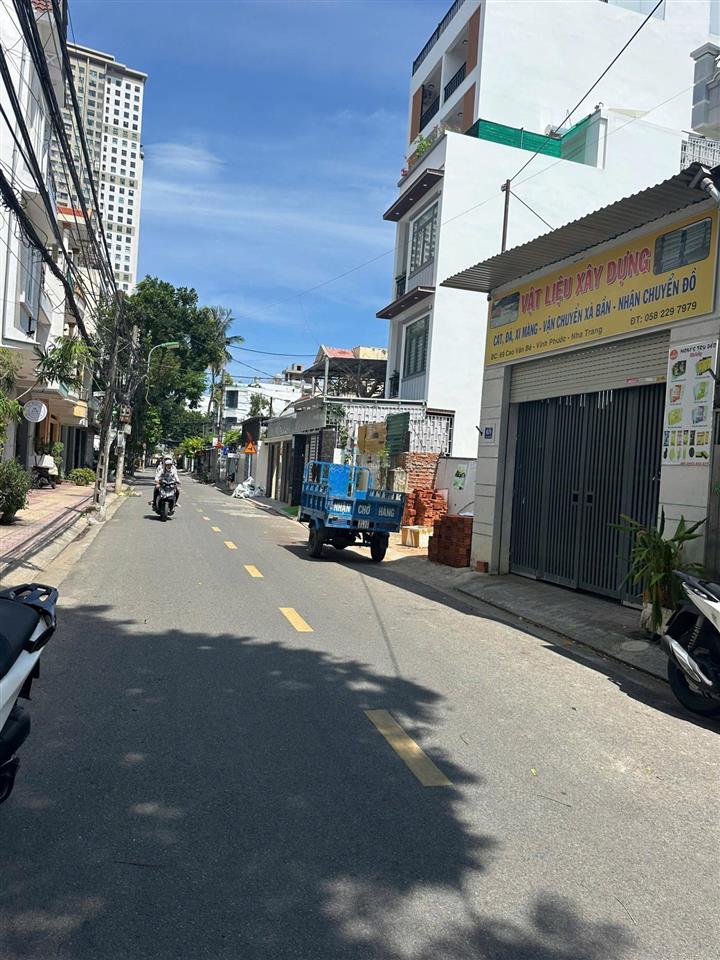 Nhà mặt tiền đường cao văn bé  ngang 4,7m* gần biển hòn chồng 450m. giá 9,6 tỷ