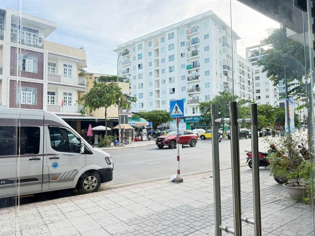 Nhà 5 tầng mới xây có thang máy , góc 3 mặt tiền đường tố hữu  giá 12,8 tỷ