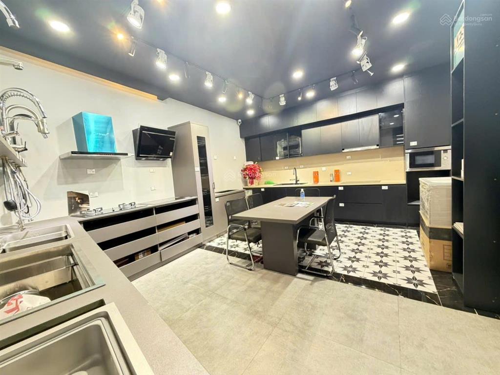 Nhà 5 tầng mới xây có thang máy , góc 3 mặt tiền đường tố hữu  giá 12,8 tỷ