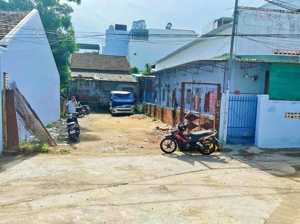 Đất dân nguyễn biểu  ngang hơn 7m cách biển 600m
