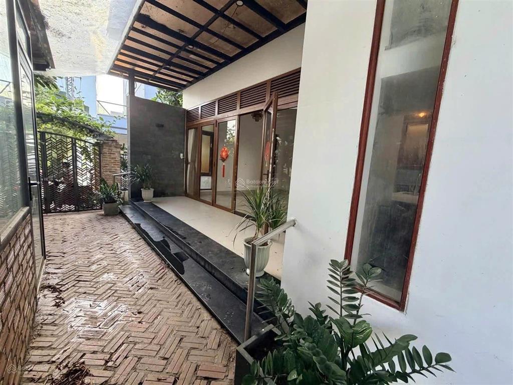 Biệt thự sân vườnmặt tiền phương mai, gần đại học nha trang ra 700m là biển hòn chồng giá 14,9 tỷ