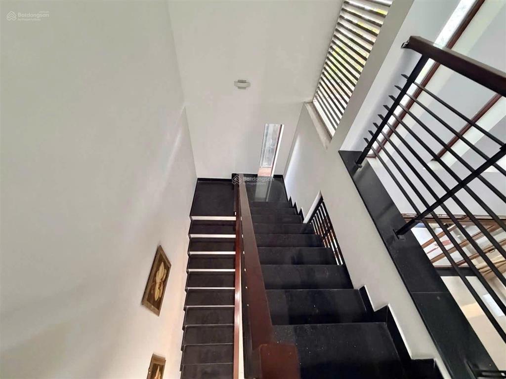 Biệt thự sân vườnmặt tiền phương mai, gần đại học nha trang ra 700m là biển hòn chồng giá 14,9 tỷ