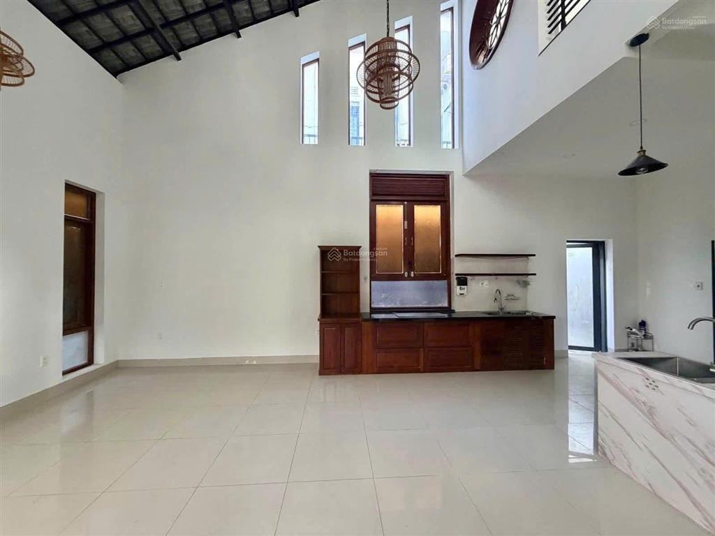 Biệt thự sân vườnmặt tiền phương mai, gần đại học nha trang ra 700m là biển hòn chồng giá 14,9 tỷ