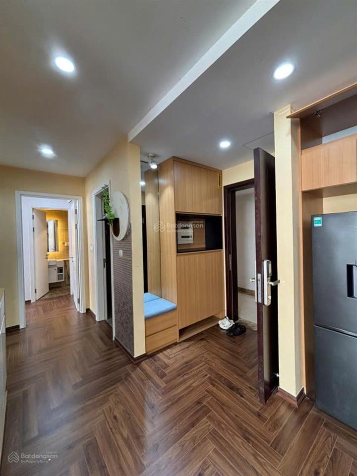 Cho thuê căn hộ vinhomes d'capitale, trần duy hưng, 2 ngủ full đồ, ban công đông nam, view hồ, 16tr