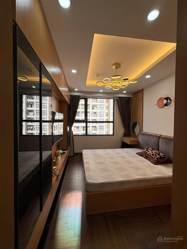 Cho thuê căn hộ vinhomes d'capitale, trần duy hưng, 2 ngủ full đồ, ban công đông nam, view hồ, 16tr