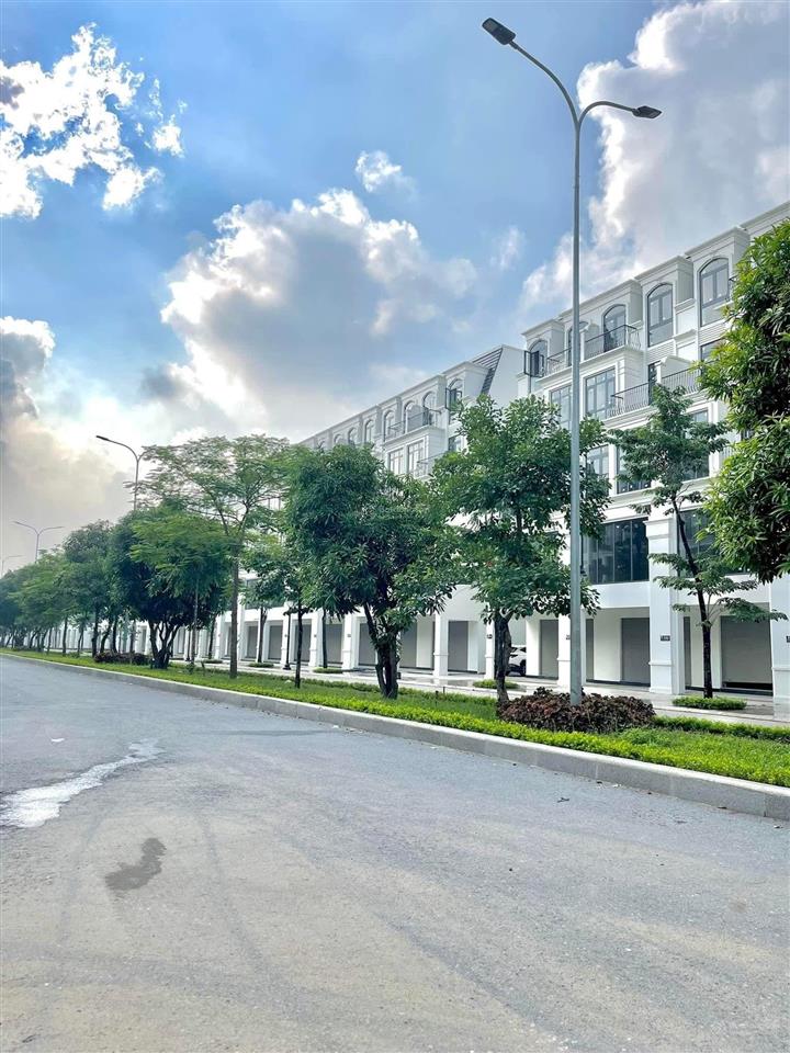 Cần bán lk 19 phân khu anh quốc, dt 100m2, mặt đường 33m, kinh doanh đỉnh, cạnh hồ, giá 19,2tỷ