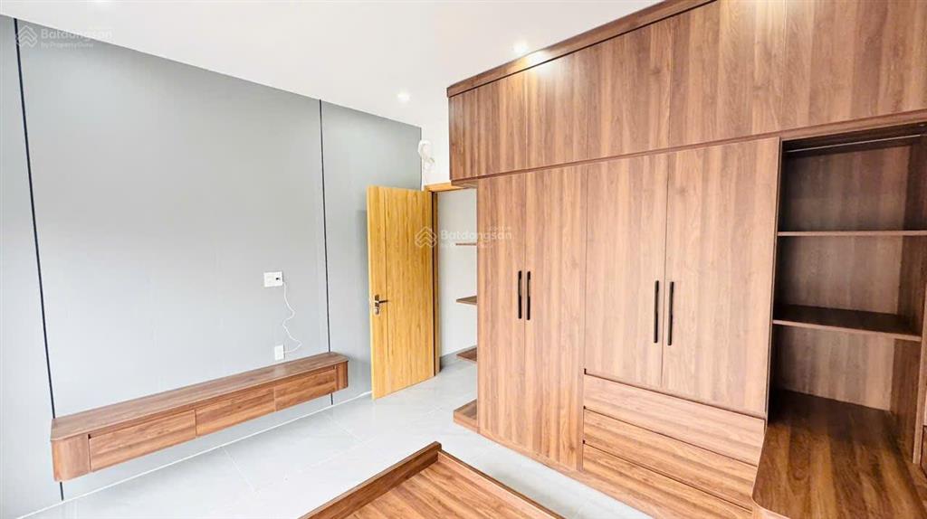 Sốc chỉ 3 tỷ 180 triệu nhà 4 tầng 42,5m2 ngõ thông 5m cam lộ, hùng vương