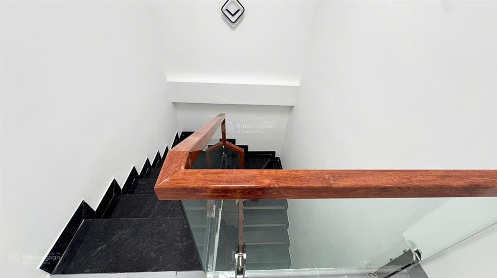 Sốc chỉ 3 tỷ 180 triệu nhà 4 tầng 42,5m2 ngõ thông 5m cam lộ, hùng vương