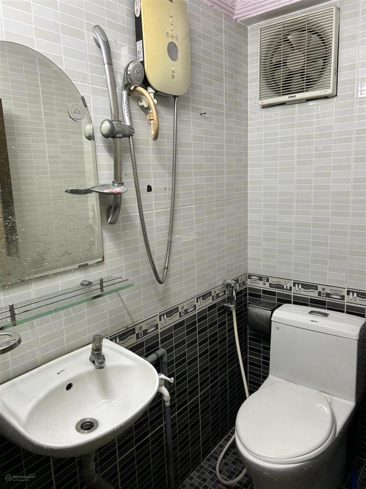 Cho thuê nhà nguyên căn 3 tầng 30m², hẻm 3m cách mặt tiền lê hồng phong 15m
