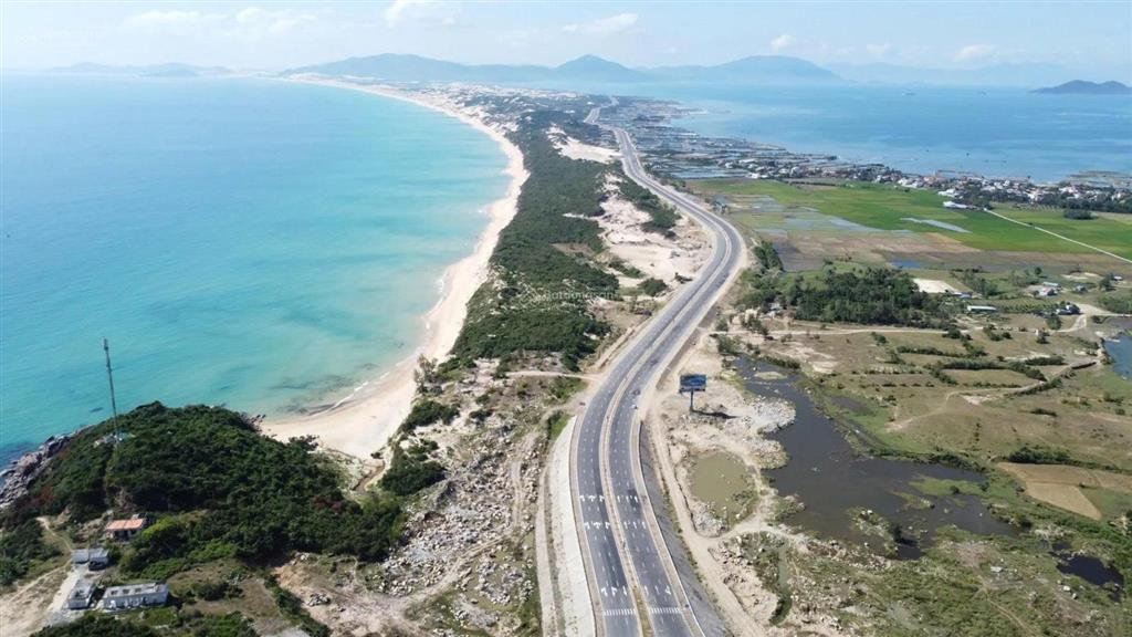 Bán lô đất mặt biển bắc vân phong mặt tiền đường ven biển 30m. sổ đỏ lâu dài được xây 7 tầng