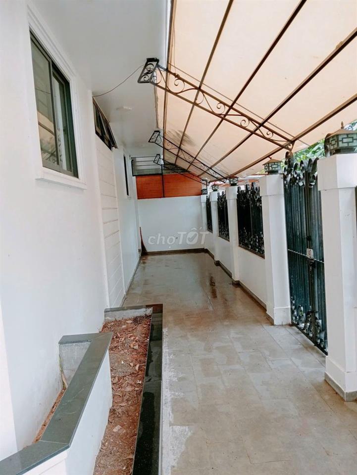 Bán nhà phố căn góc có hầm đường lớn KDC 13E INTRESCO giá rẻ.
