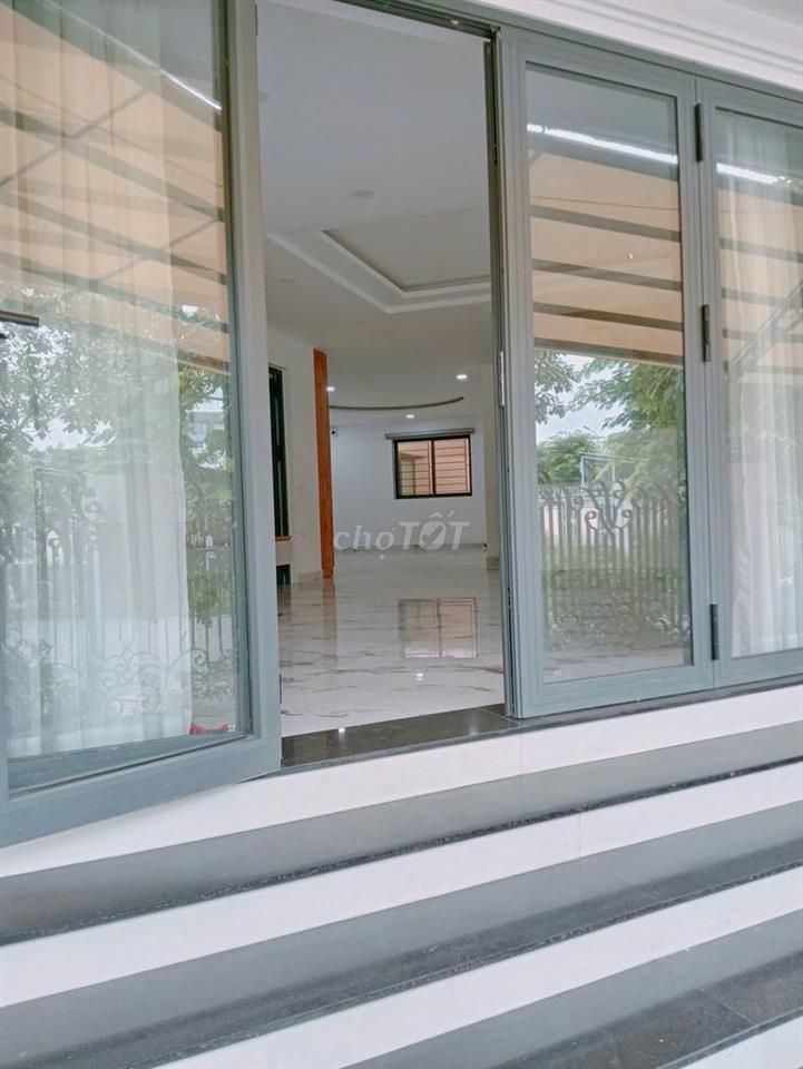 Bán nhà phố căn góc có hầm đường lớn KDC 13E INTRESCO giá rẻ.
