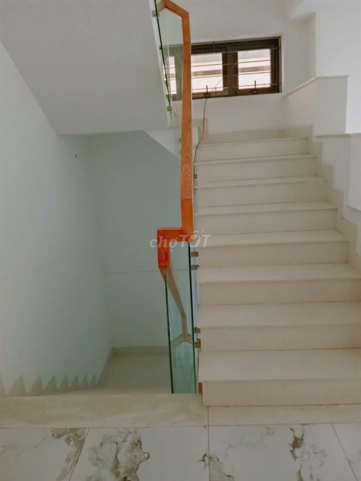 Bán nhà phố căn góc có hầm đường lớn KDC 13E INTRESCO giá rẻ.