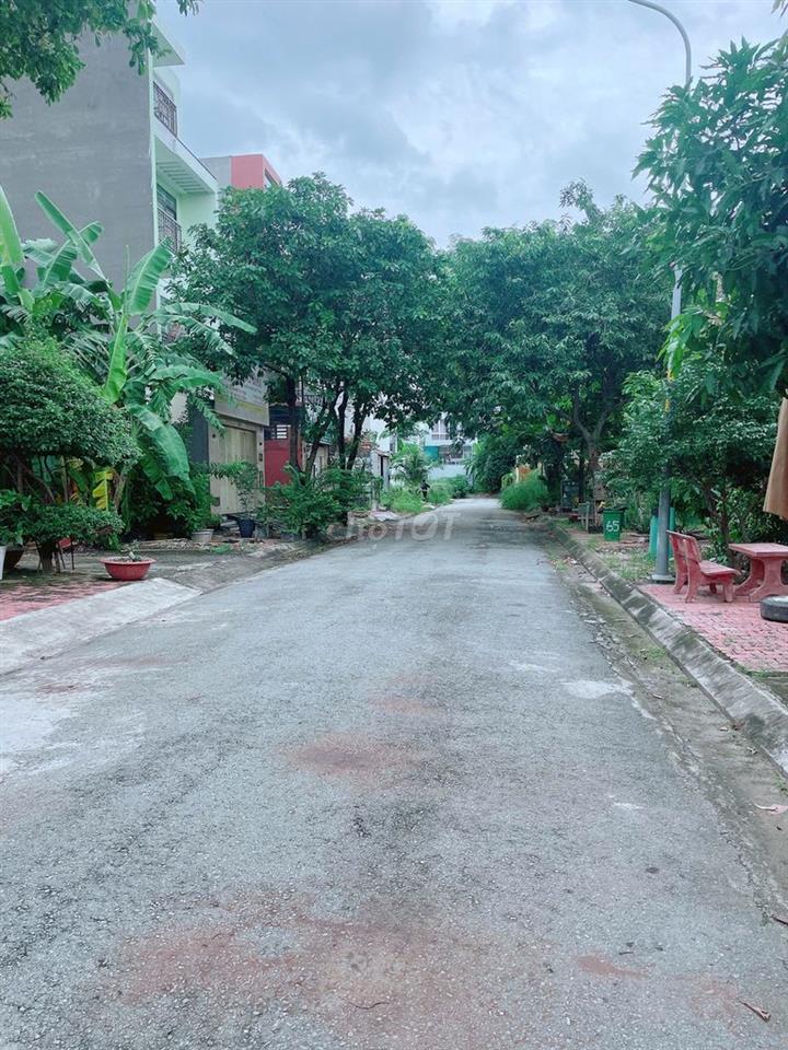 Cấn bán gấp lô đất đối diện công viên KDC 13E Intresco Binh Hưng TPHCM