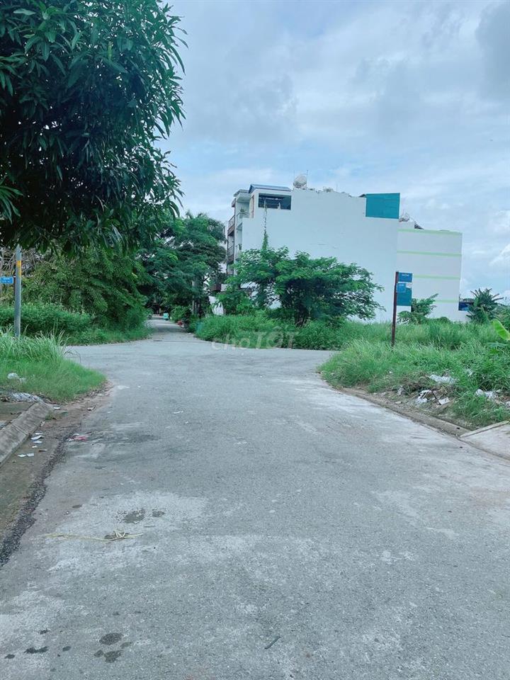 Cấn bán gấp lô đất đối diện công viên KDC 13E Intresco Binh Hưng TPHCM