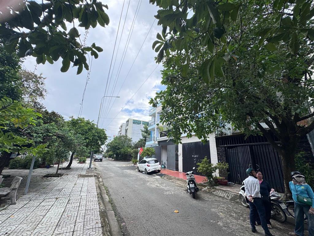 Bán nhà 4 tầng 100m2 mặt tiền kdc thới an  q12  đối diện công viên
