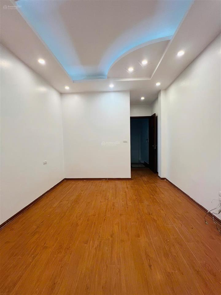Bán nr tại phố trạm, 7,75 tỷ, 40m2, 3pn, 4wc, 5t, pháp lý đầy đủ