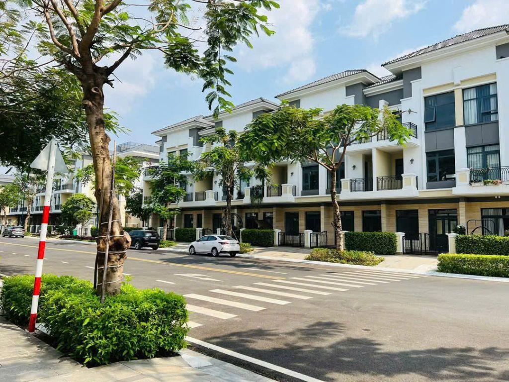 Bán biệt thự sân vườn - 1 trệt 2 lầu full nội thất cao cấp gần vòng xoay Phú Hữu