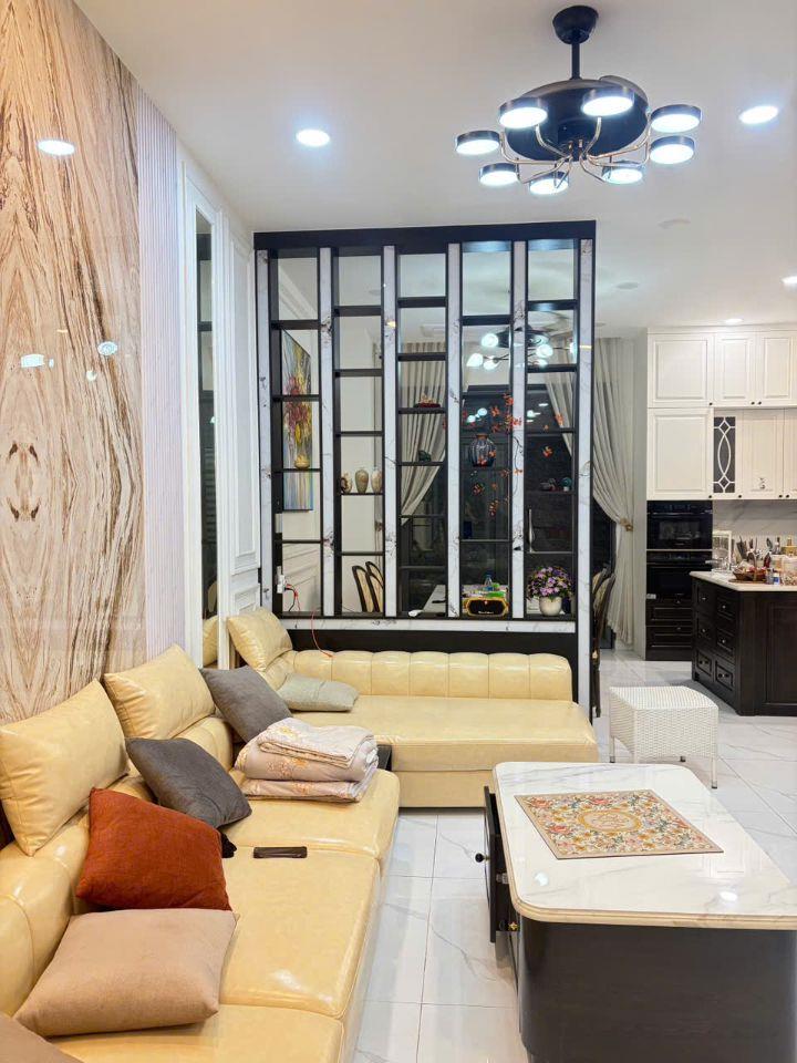 Bán biệt thự sân vườn - 1 trệt 2 lầu full nội thất cao cấp gần vòng xoay Phú Hữu