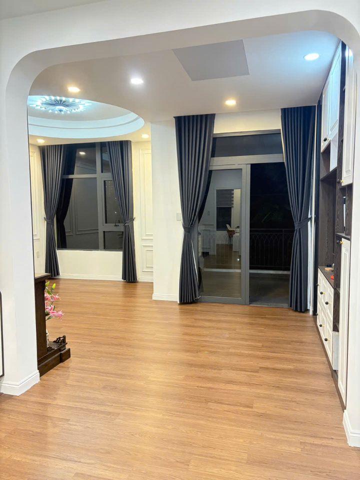 Bán biệt thự sân vườn - 1 trệt 2 lầu full nội thất cao cấp gần vòng xoay Phú Hữu