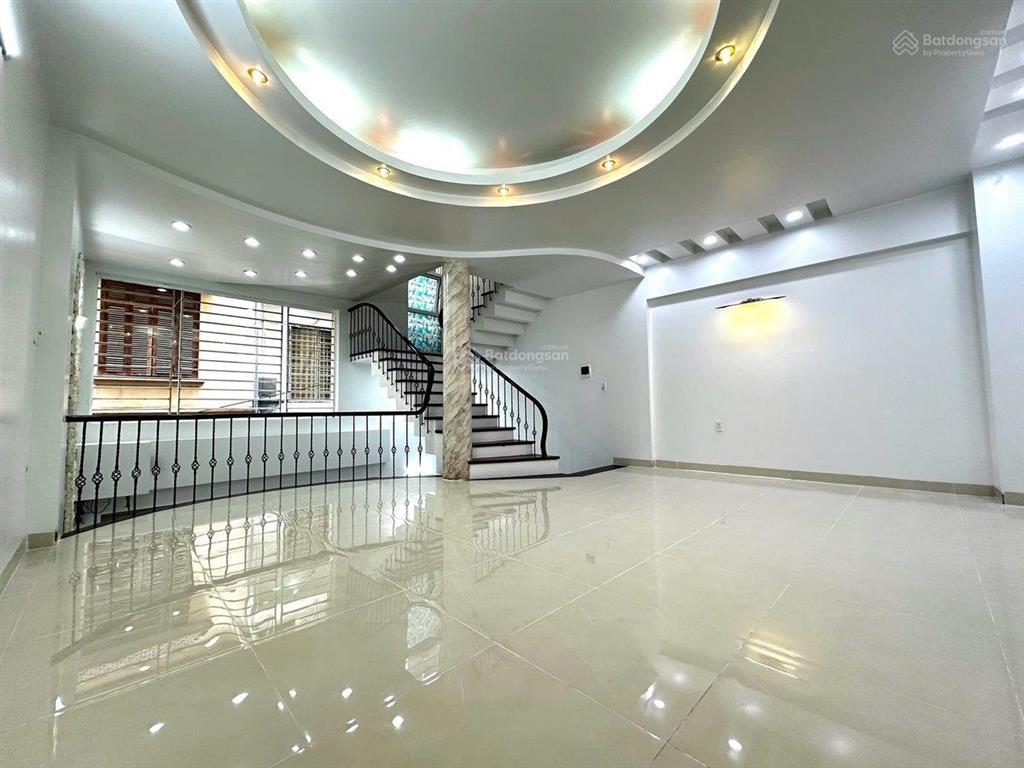 Bán nhà riêng ở ngay  gara ô tô  phố dương quảng hàm  dt 46m2, 5 tầng, mt 5.7m. giá 18.9 tỷ.