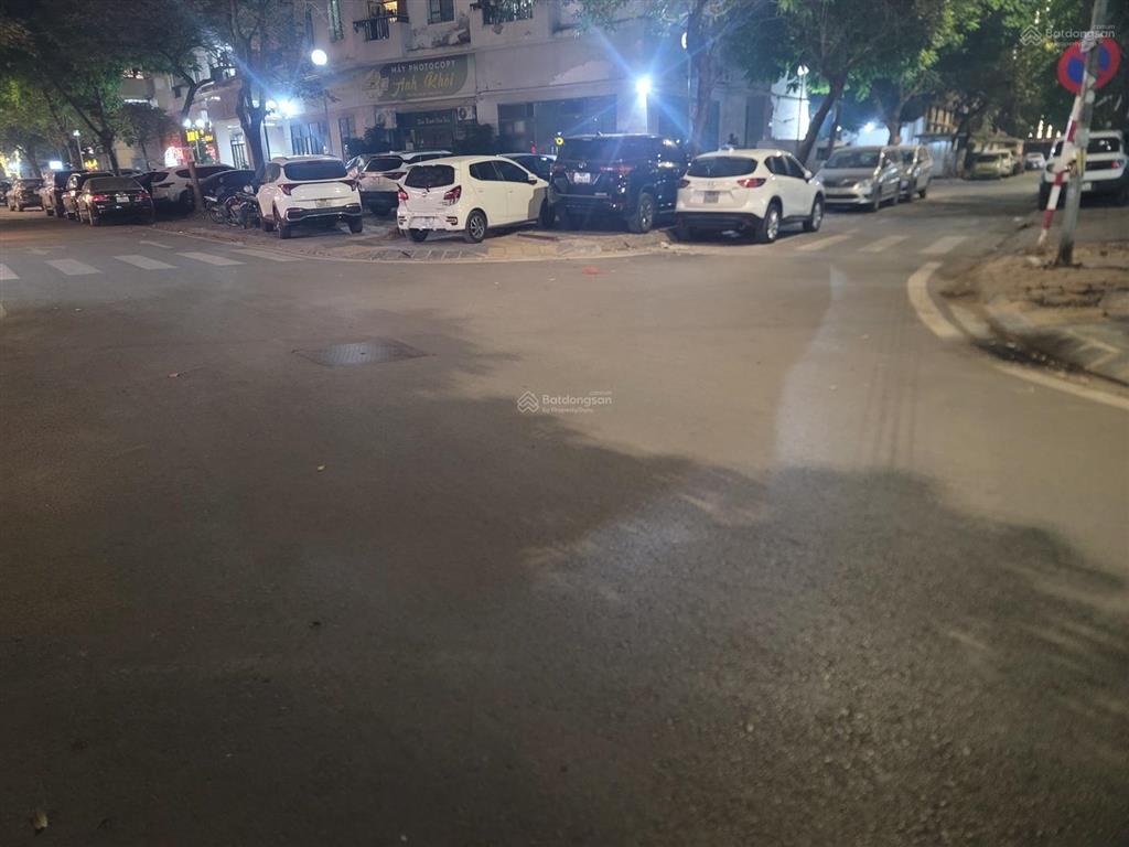 Chính chủ tôi cần bán gấp mảnh đất vàng duy nhất,mặt tiền lớn vỉa hè rộng ô tô đỗ chục chiếc