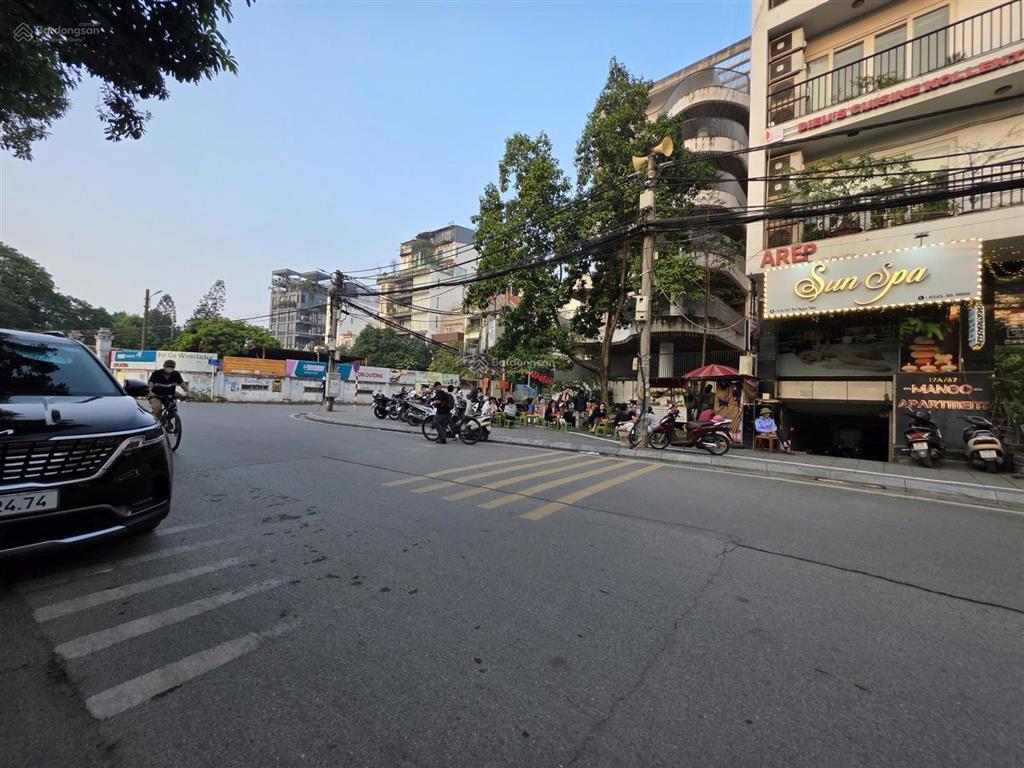 Chính chủ tôi cần bán gấp mảnh đất vàng duy nhất,mặt tiền lớn vỉa hè rộng ô tô đỗ chục chiếc